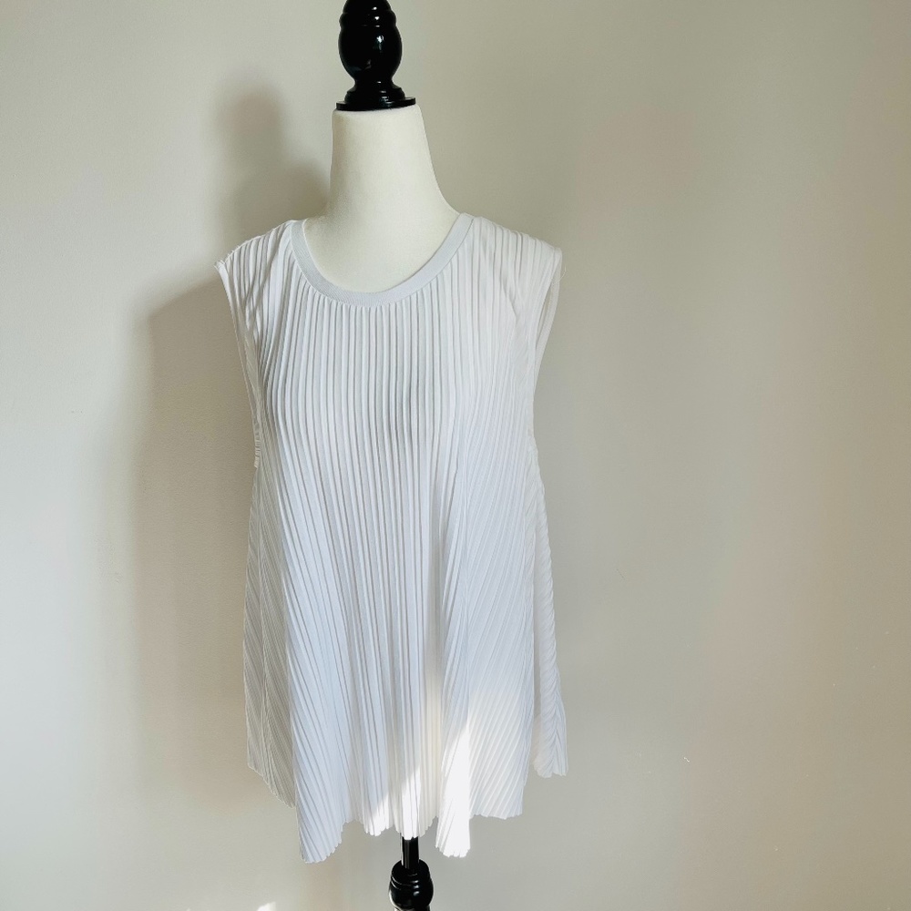 NWOT ladies pleated sleeveless blouse